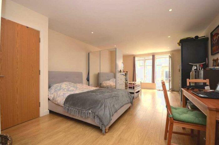 Studio To Rent In High Road, North Finchley, London, N12