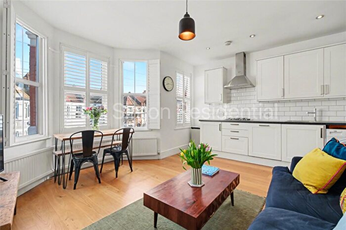 2 Bedroom Apartment For Sale In Chesterfield Gardens, Harringay, London, N4