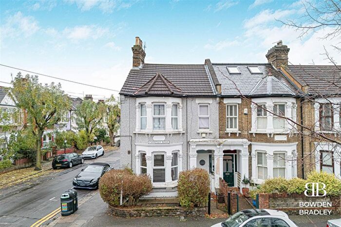 1 Bedroom Flat For Sale In Chertsey Road, London, E11