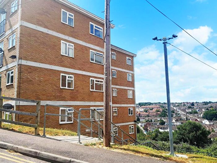2 Bedroom Flat To Rent In Longhill Avenue, Chatham, ME5