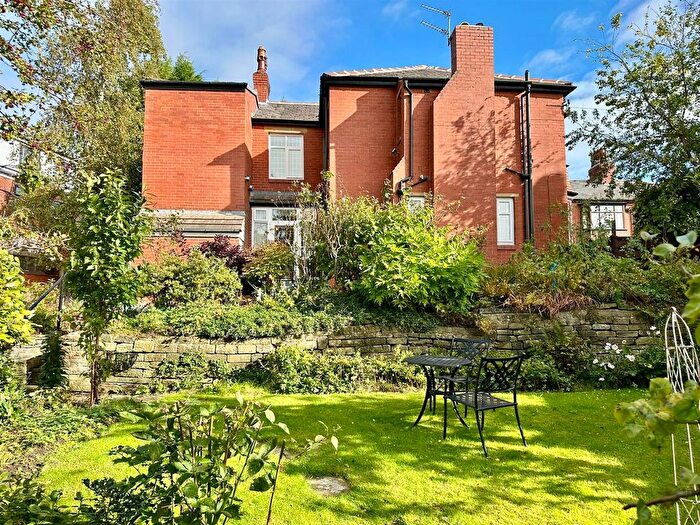 3 Bedroom Semi-detached House For Sale In Chamber Hall Close, Oldham, OL8