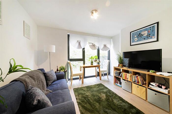 Flat To Rent In Frobisher Road, N8