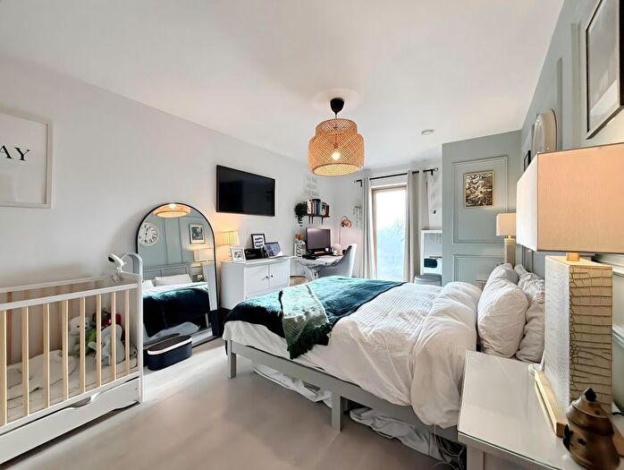 1 Bedroom Flat To Rent In Kew Bridge Road, Brentford, TW8