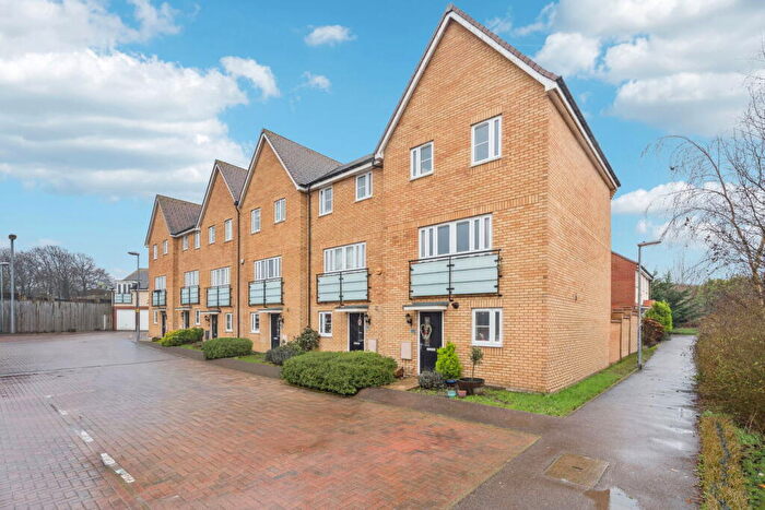 3 Bedroom Town House For Sale In Wolseley Drive, Dunstable, LU6