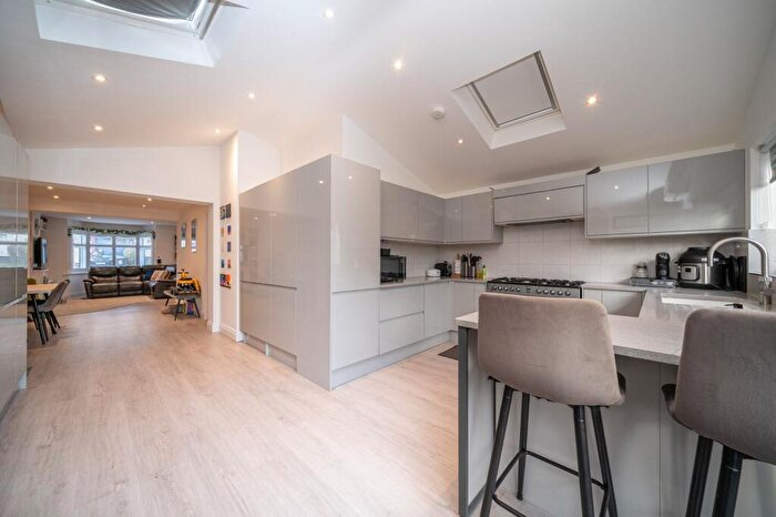 4 Bedroom Semi-Detached House For Sale In Deaconsfield Road, Hemel Hempstead, HP3