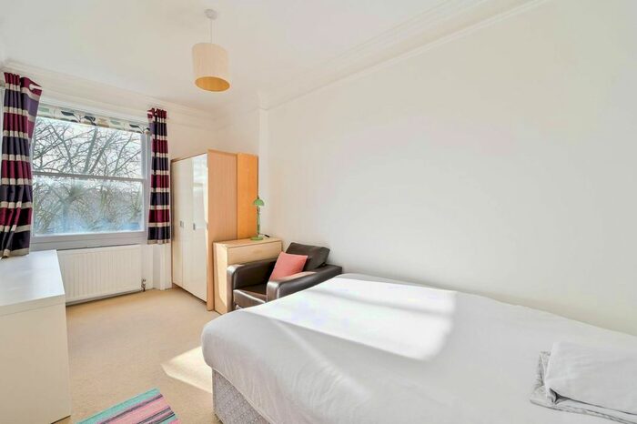 3 Bedroom Flat To Rent In Courtfield Gardens, South Kensington, London, SW5