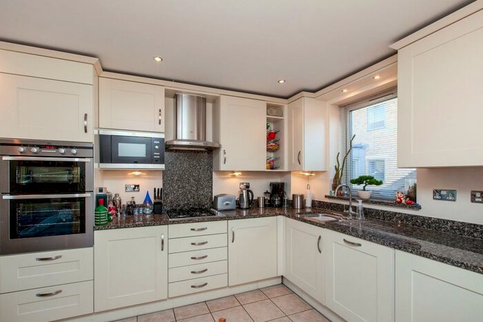 2 Bedroom Apartment To Rent In Spur House, SL6