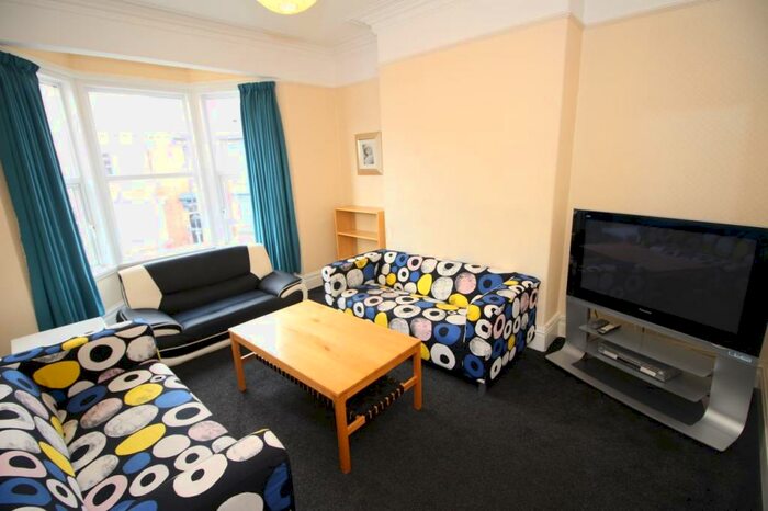 4 Bedroom Maisonette To Rent In Cartington Terrace, Heaton, Newcastle Upon Tyne, NE6
