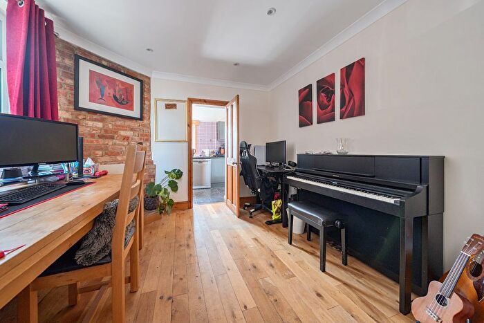 3 Bedroom Semi-detached House For Sale In Victoria Road, Knaphill, Woking, GU21