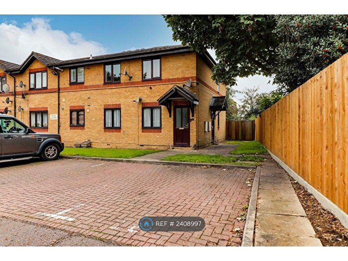 2 Bedroom Maisonette To Rent In Alexander Court, Cheshunt, Waltham Cross, EN8