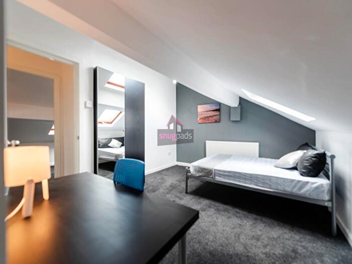 3 Bedroom Flat To Rent In Bolton Road, Salford, Manchester, M6