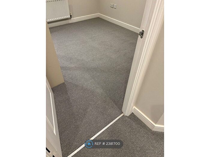 1 Bedroom Flat To Rent In The Square, Loughton, IG10