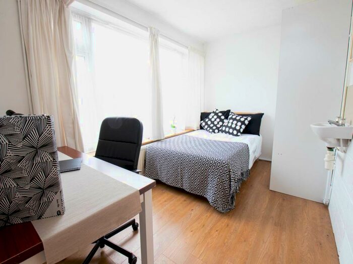 5 Bedroom House To Rent In Tenterden Drive, Canterbury, CT2