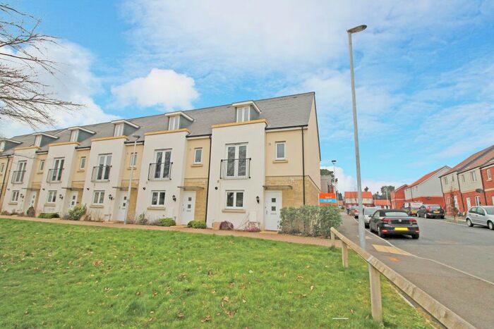 4 Bedroom Semi-Detached House To Rent In Admiral Way, Exeter, EX2