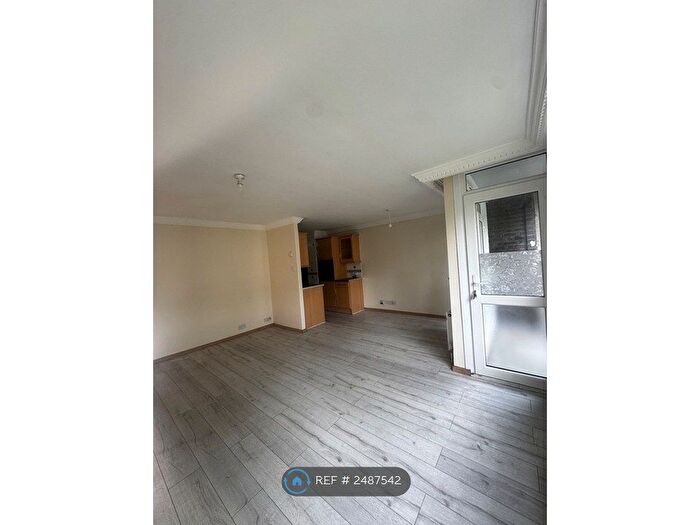 3 Bedroom Flat To Rent In Fermain Court, London, N1