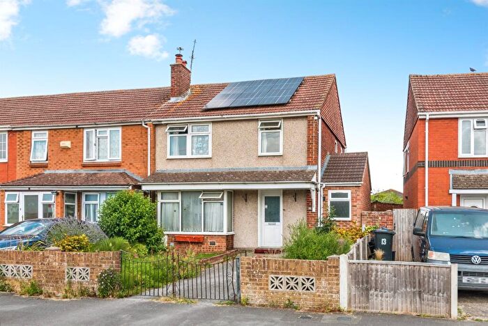 3 Bedroom End Of Terrace House For Sale In Thornbridge Avenue, Swindon, SN3