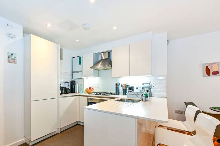 3 Bedroom Flat To Rent In Caledonian Road, Caledonian Road, London, N1