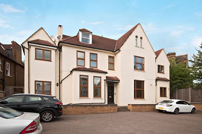 2 Bedroom Flat For Sale In Regents Park Road, London, N3
