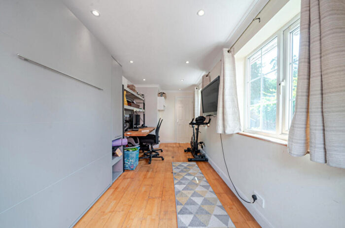 3 Bedroom End Of Terrace House For Sale In London Road, Bagshot, Surrey, GU19