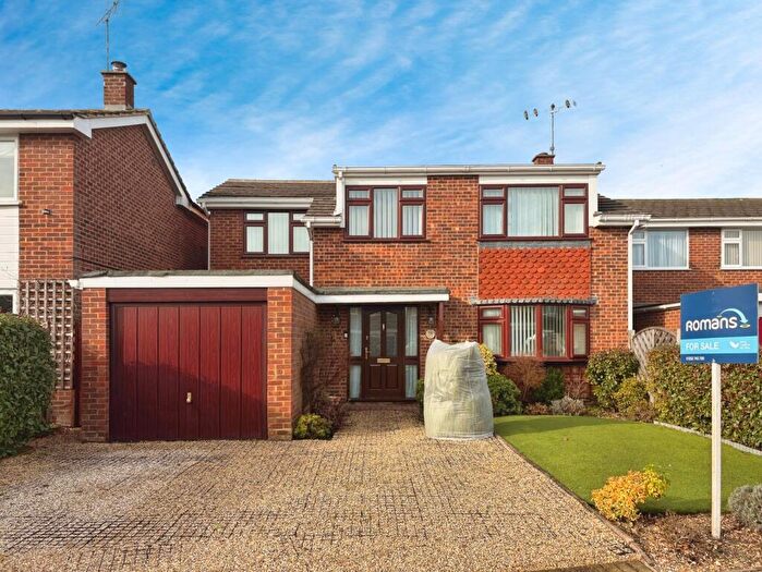 3 Bedroom Detached House For Sale In The Gallop, Yateley, GU46