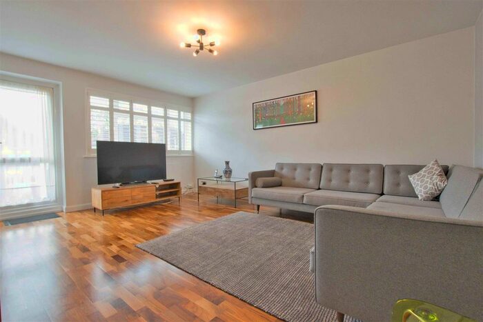 2 Bedroom Maisonette To Rent In Fairway Avenue, Borehamwood, WD6