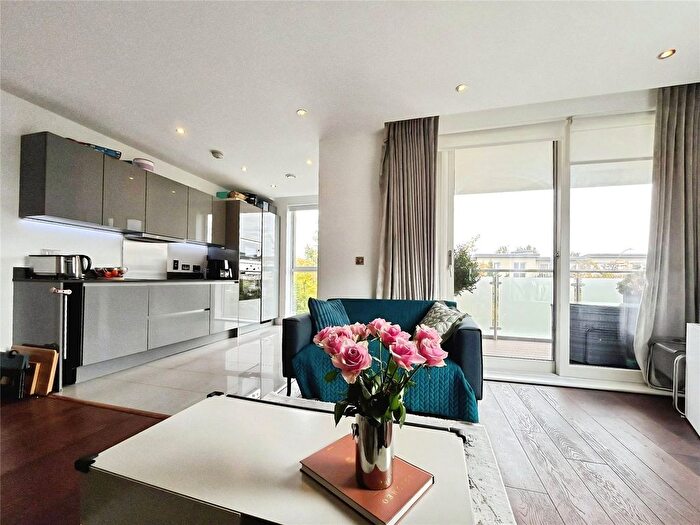 2 Bedroom Flat To Rent In Levett Square, Richmond, TW9
