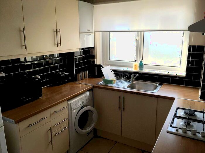 2 Bedroom Flat To Rent In Arabella Drive, London, SW15