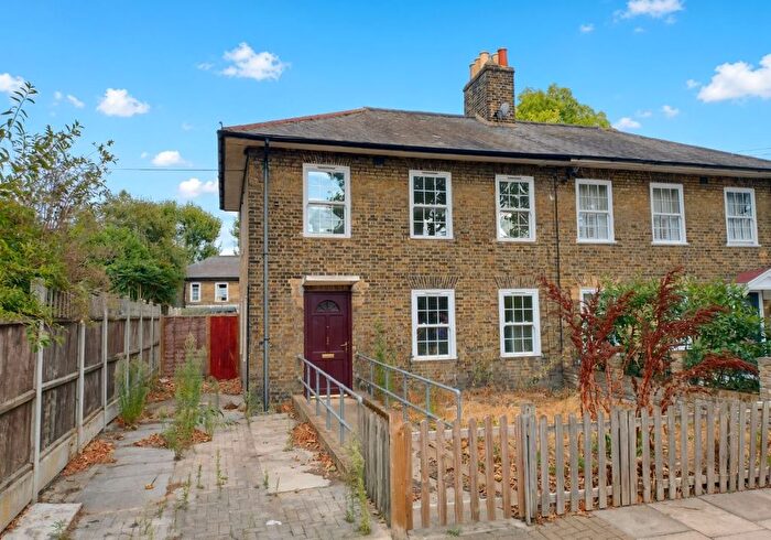 3 Bedroom Semi-detached House For Sale In Macquarie Way, Isle Of Dogs, London, E14