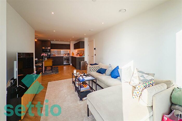 2 Bedroom Apartment To Rent In Elizabeth Tower, Crown Street, M15