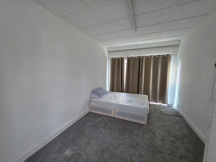 4 Bedroom Semi-Detached House To Rent In Aintree Crescent, Ilford, Barkingside, Ig5