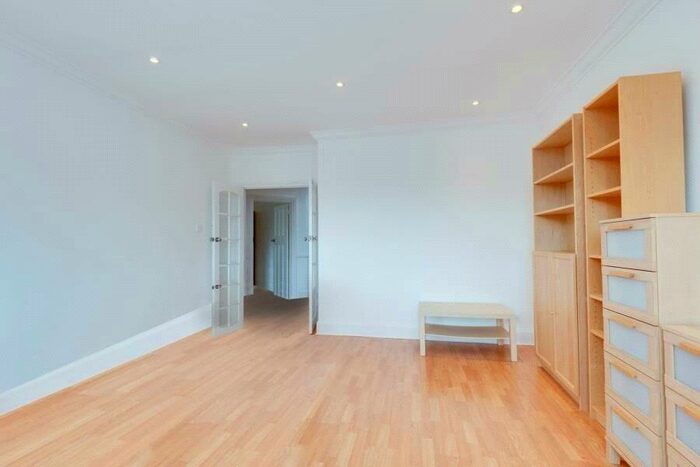 2 Bedroom Apartment To Rent In Finchley Road, Golders Green, London, NW11