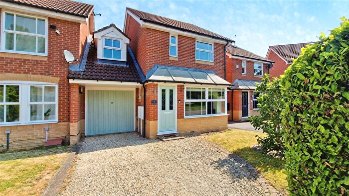 3 Bedroom Link Detached House For Sale In Wallcroft Close, Binfield, Bracknell, Berkshire, RG42