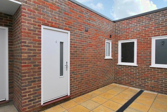 2 Bedroom Flat To Rent In High Street, Andover, SP10