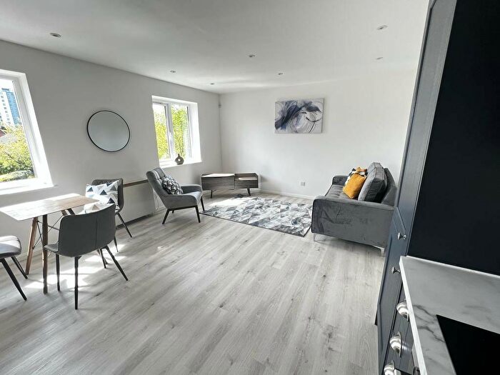 2 Bedroom Apartment To Rent In Velour Close, Salford, M3