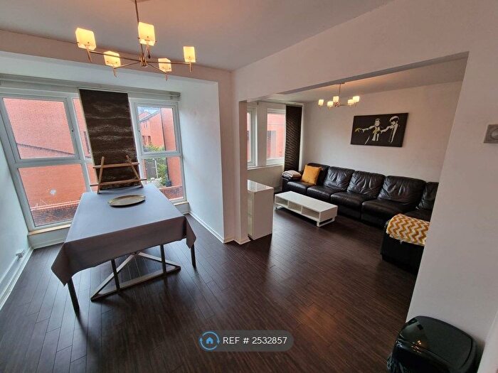 3 Bedroom Maisonette To Rent In Martlesham Walk, Manchester, M4