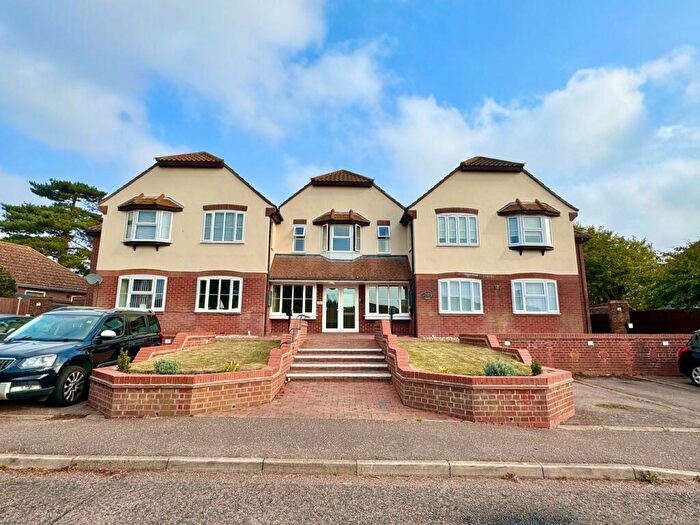 1 Bedroom Flat For Sale In Louise Close, Walton On The Naze, CO14