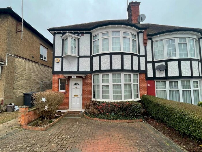 3 Bedroom Semi-Detached House To Rent In Courthouse Road, London, N12