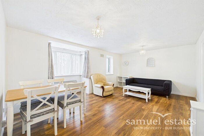 2 Bedroom Flat To Rent In Woodgate Drive, Streatham, SW16