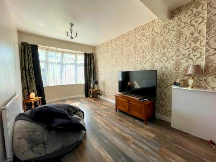 3 Bedroom Terraced House For Sale In Savernake Road, Leicester