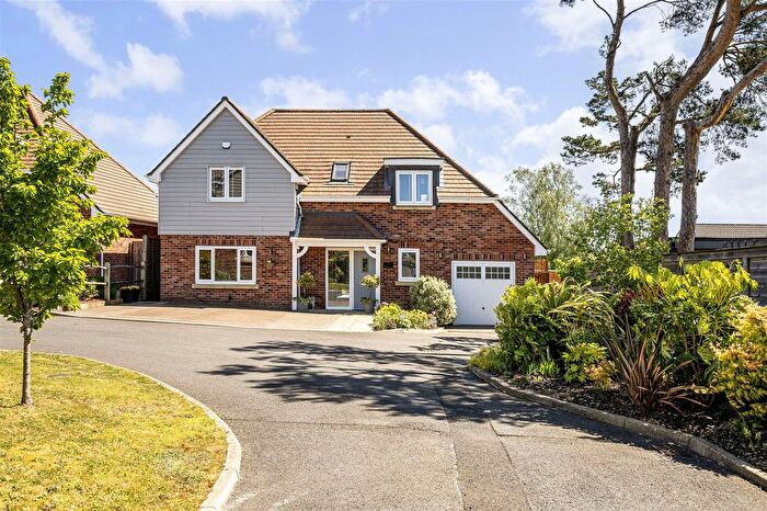 3 Bedroom Detached House For Sale In Copperview Mews, Cowplain/Horndean Borders, PO8