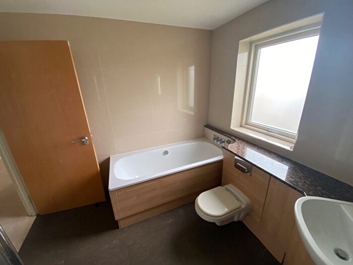 3 Bedroom Flat To Rent In Hendon Lane, Finchley, N3