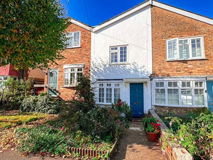2 Bedroom Cottage For Sale In Spreighton Road, West Molesey, KT8