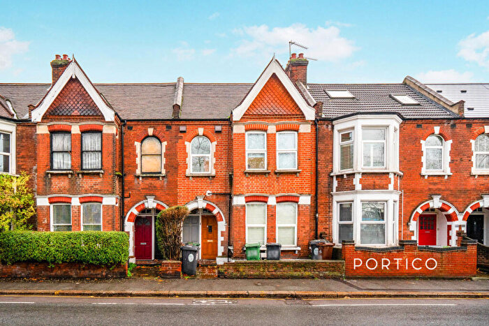 3 Bedroom Flat To Rent In High Road Leyton, London, E10