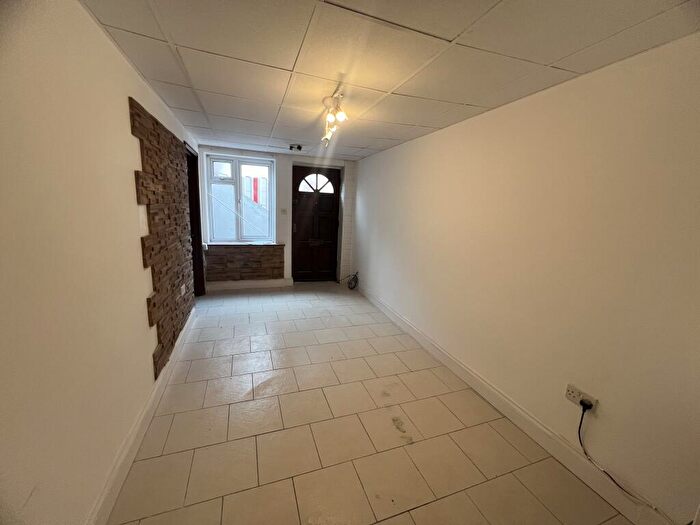 1 Bedroom Flat To Rent In Radcliffe Road, SO14