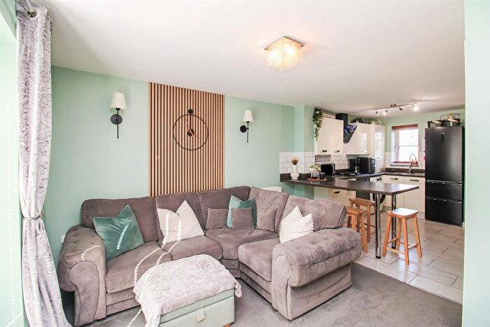 3 Bedroom Semi-Detached House For Sale In Elm View, Castleford, WF10