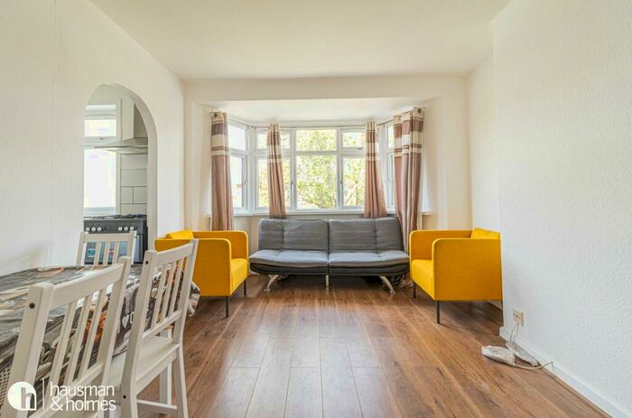 2 Bedroom Flat To Rent In Cotswold Gardens, Golders Green Estate, NW2