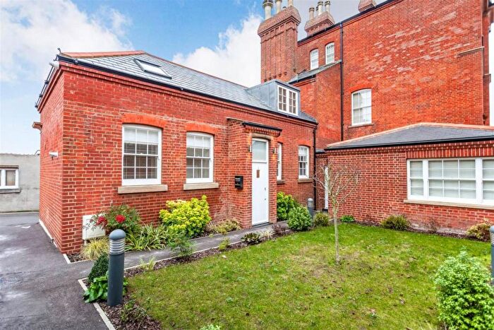 2 Bedroom Flat To Rent In Sparrows Herne, Bushey, WD23