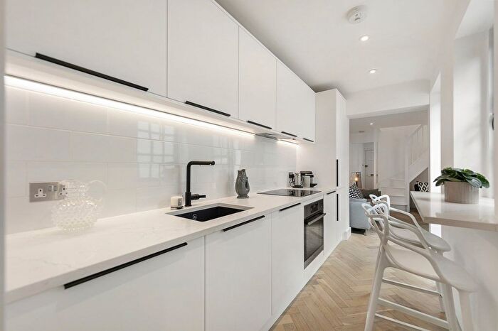 2 Bedroom Cottage To Rent In Connaught Road, Richmond, TW10