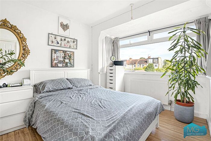 3 Bedroom Terraced House For Sale In Osidge Lane, London, N14