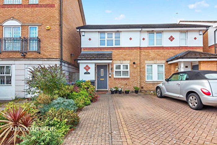 2 Bedroom Semi-Detached House For Sale In Ribblesdale Avenue, London, N11